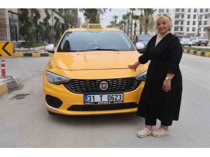 AĞABEYİNİN EMANETİNE SAHİP ÇIKARAK TAKSİCİLİK YAPAN KADIN, PES ETMEYEREK KENTTİN YOLLARINDA DİREKSİYON SALLIYOR