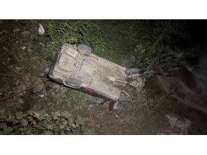 OSMANİYE’DE OTOMOBİL 5 METRE YÜKSEKLİKTEN DEREYE DÜŞTÜ: 1 YARALI