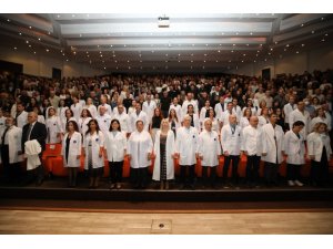 AÜ’DE 330 HEKİM ADAYI BEYAZ ÖNLÜKLERİNİ TÖRENLE GİYDİ