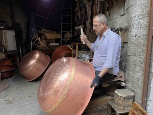 45 YILDIR BAKIRA ÇEKİÇ VURUYOR, KAYBOLMAYA YÜZ TUTAN MESLEĞİNİ YAŞATMAYA ÇALIŞIYOR