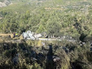 ANTALYA’DA KÖMÜR YÜKLÜ TIR ŞARAMPOLE DEVRİLDİ: 2 YARALI