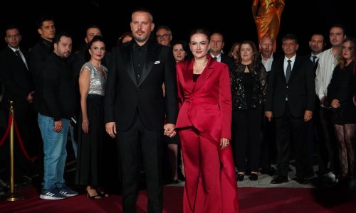 ALTIN PORTAKAL'DA KIRMIZI HALI ŞIKLIĞI