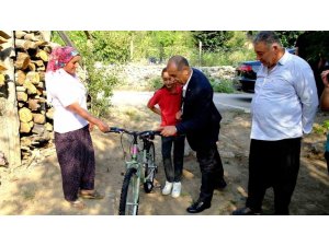 BAŞKAN SÖZÜNÜ TUTTU, KÜÇÜK KIZ BİSİKLETİNE KAVUŞTU