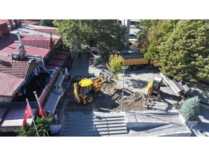 BEDESTEN ÇARŞISI YANINDAKİ ESKİ TABAN TAŞLARI YENİLENİYOR