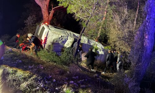 ANTALYA’DA DAĞCILARI TAŞIYAN MİNİBÜS ŞARAMPOLE DEVRİLDİ: 15 YARALI