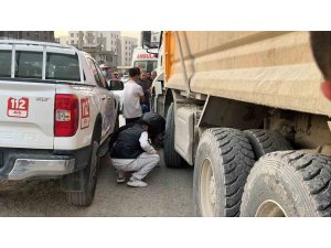 MOTOSİKLET SÜRÜCÜSÜNÜN ÖLDÜĞÜ KAZAYI GÖRMEK İSTEYEN MERAKLI VATANDAŞLAR BİRBİRİYLE YARIŞTI