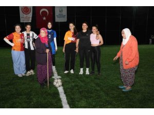 BAŞLAMA VURUŞUNU BASTONLU TEYZELERİN YAPTIĞI HALI SAHA MAÇINDA KADINLAR KIYASIYA MÜCADELE ETTİ