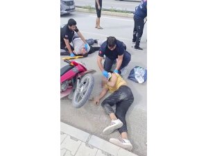 TIRLA ÇARPIŞAN MOTOSİKLETTEKİ 3 GENÇ YARALANDI