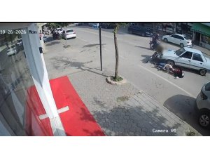 MOTOSİKLETTEKİ ÇİFT OTOMOBİLLE ÇARPIŞTI: 2 YARALI