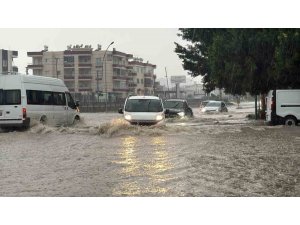 TARSUS’TA SAĞANAK YAĞIŞ HAYATI OLUMSUZ ETKİLEDİ: YOLLAR VE SİTE BAHÇELERİ SU ALTINDA KALDI