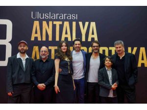 TÜRK VE DÜNYA SİNEMASININ YILDIZLARI YARIŞMA BÖLÜMLERİNDE SEYİRCİYLE BULUŞTU