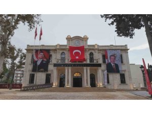 DEPREMİN ARDINDAN YENİDEN İNŞA EDİLEN 98 YILLIK TARİHİ VALİLİK BİNASINDA SAAT 04.17’DE SABİTLENDİ