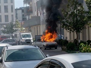 KAHRAMANMARAŞ’TA HAREKETLİ DAKİKALAR: SEYİR HALİNDEKİ OTOMOBİL ALEV ALEV YANDI