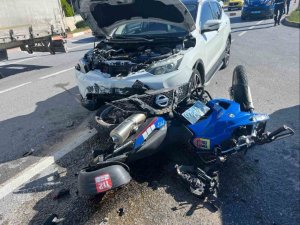 OTOMOBİL JANDARMA MOTOSİKLETİNE ÇARPTI, UZMAN ÇAVUŞ YARALANDI
