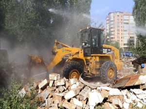 Kemerağzı Turizm Bölgesi’nde bulunan kamusal park alanlarındaki işgaller kaldırıldı.