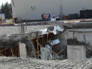 Başkent’te inşaat kirişleri çöktü: 2 işçi yaralı