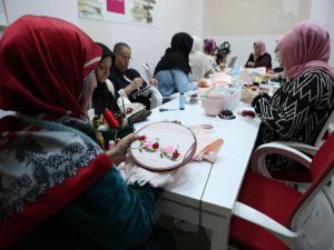 Arnavutköy’de Kadınlardan Kurdele Nakış Kursuna Yoğun İlgi