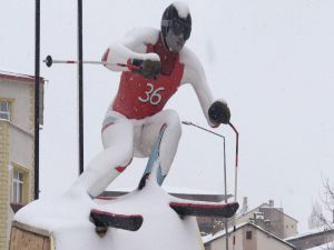 Kars’ta Kar Ve Tipi 19 Köy Yolunu Ulaşıma Kapattı