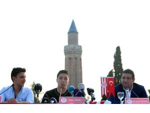 Antalyaspor'dan Nasri'ye kent merkezinde tören