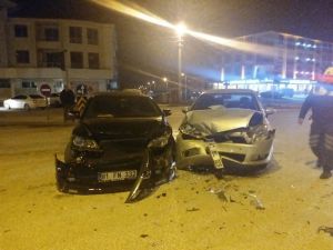 İki Otomobilin Çarpıştığı Kazada 3 Kişi Yaralandı