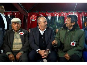 Bakan Çavuşoğlu'ndan şehit ailesine taziye ziyareti