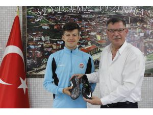 Başarılı sporcu İzmir’e uğurlandı