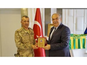 İl Jandarma Komutanı Atasoy’dan Başkan Kutlu’ya teşekkür plaketi