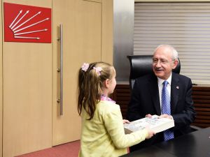 Kılıçdaroğlu, Atatürk’e yazdıkları mektupları kitap haline getiren çocukları kabul etti