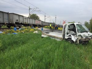 Tavşanlı’da yük treni ile kamyonet çarpıştı: 1 yaralı