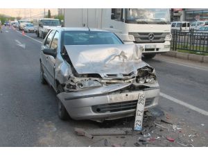 Otomobil, kırmızı ışıkta kamyonete çarptı: 3 yaralı