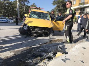 Ticari taksi kaldırıma çarptı: 4 yaralı