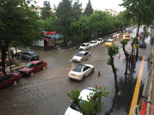 Diyarbakır’da cadde ve sokaklar sular altında kaldı