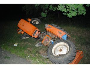 Kamyonet traktöre çarptı: 2 yaralı