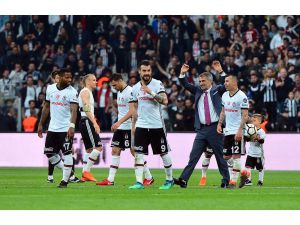 Beşiktaş tribünlerinden Şenol Güneş’e sevgi seli