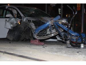 Konya’da kontrolden çıkan otomobil önce bisikletliye sonra tramvay durağına daldı: 1 ölü