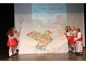 Alanya'da 23 Nisan festivalle kutlanıyor