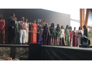 Ödüllü modac,ı sebze- meyve pazarında defile düzenledi