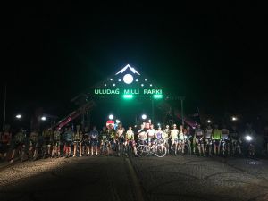 Bursalı bisikletçiler iftar sonrası Uludağ’a tırmandı