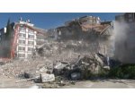 Enkaz Altında Kalan Yavru Kediler Kurtarıldı