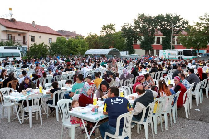 Aksaray Belediyesi’nin mahalle iftarları ilgi görüyor