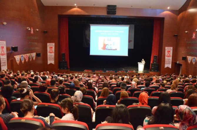 Öğretmenlere “Kuşaklar Arası Değişim ve Türkçe” konulu konferans verildi