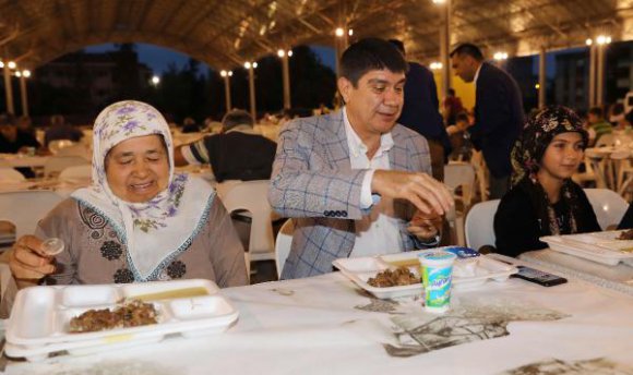 Başkan Türel Kepez'de iftar yaptı