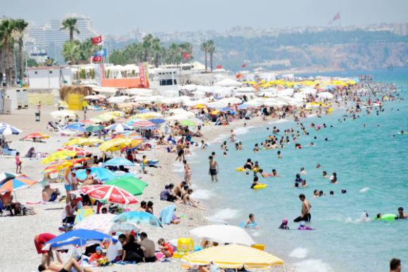 Antalya'da sahiller doldu