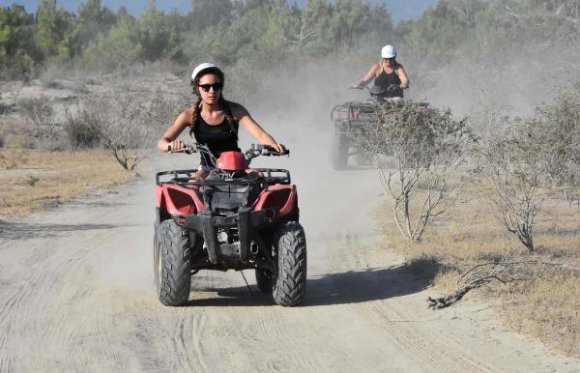 Turistler, ATV safariyle eğleniyor