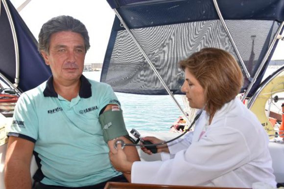 Botla deniz yolculuğuna çıkan maceracıya denizde doktor kontrolü