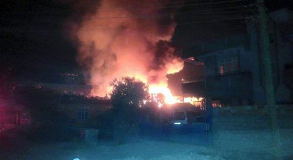 Antalya'da 3 ev yandı