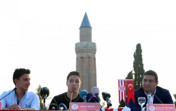 Antalyaspor'dan Nasri'ye kent merkezinde tören