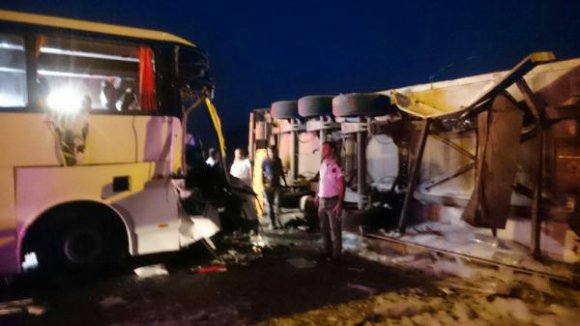 Alanya'da turist otobüsü TIR'a çarptı: 1 ölü, 12 yaralı