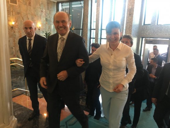 Topbaş istifasının ardından arkadaşlarıyla vedalaşmak için İBB’ye geldi