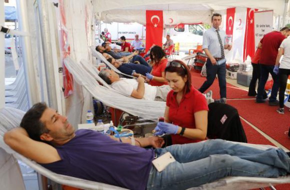 Antalyalı öğrenciler, kan bağışı rekoru kırdı